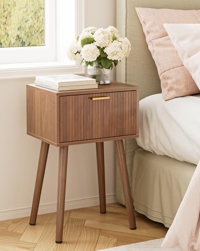 Night Stand Set 2, Walnut Nightstand with Fluted Doors, Small Modern Mid-Century Bedside Table for Bedroom, End Table for Living Room - color: Walnut