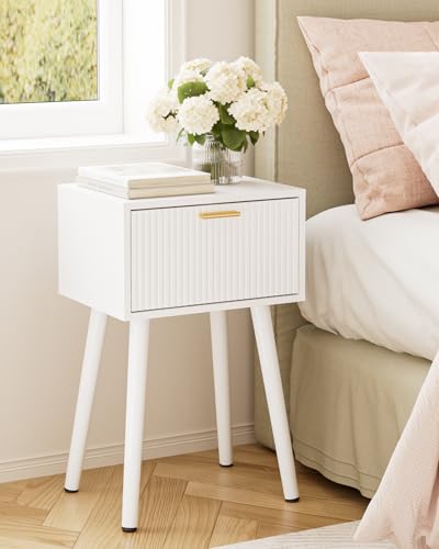 Night Stand Set 2, White Nightstand with Fluted Doors, Small Modern Mid-Century Bedside Table for Bedroom, End Table for Living Room - color: White