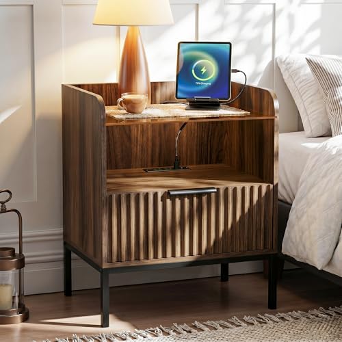 HQZX Mid Century Modern Nightstand with Charging Station, Fluted Night Stand, Bedside Table with Glass Top & Metal Legs, Wood End Table for Bedroom, Living Room (Walnut)